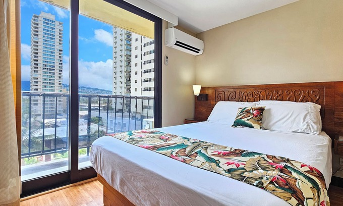 Diamond Head - Kapahulu - St. Louis Apartment | BMB 804 Modern Waikiki 1 Bedroom, 2 mins to Beach
