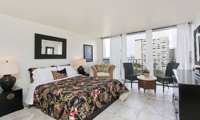 Diamond Head - Kapahulu - St. Louis Apartment | 〽High Floor〰Ocean-View〰Queen-Bed〰Studio w/Kitchenette, Very Quiet Building