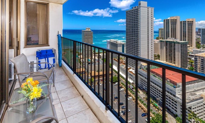 Waikiki Apartment | High-Floor Stylish Ocean Views Condo with Parking