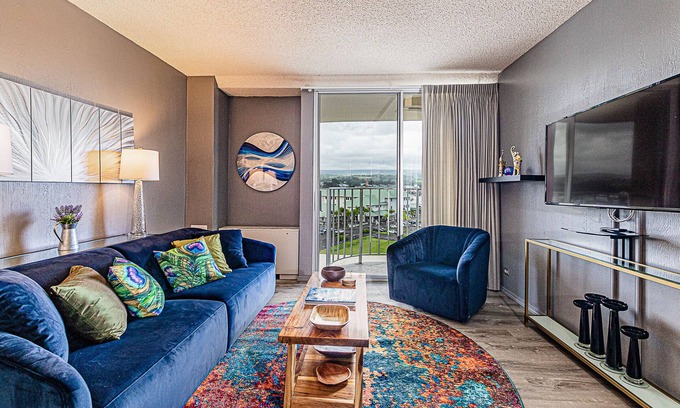 Hilo Condo | Hilo Lagoon Centre 9th floor King Bedroom Condo King Bed, POOL