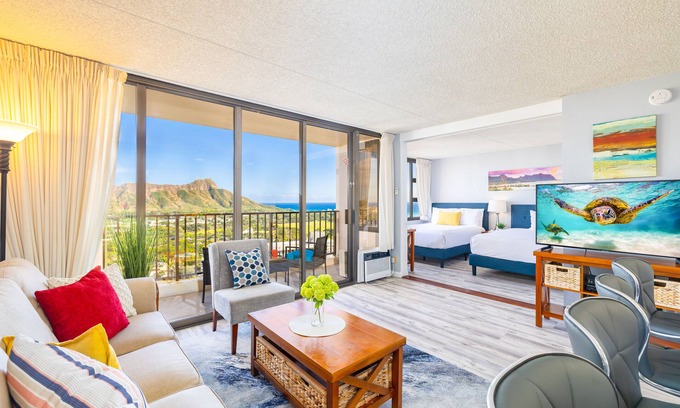Waikiki Condo | Ocean & Diamond Head Views - Near Beach - Parking!