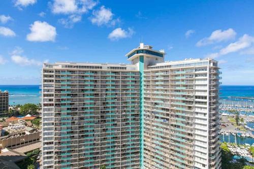 Waikiki Apartment | One Bedroom Discovery Bay Condos with Kitchen, Free Wifi & Amazing Views