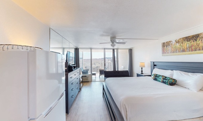 Waikiki Apartment | Studio with views of Diamond Head, private lanai, pool & hot tub