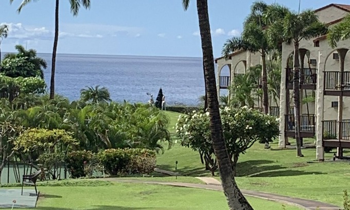 Kihei Condo | Tastefully upgraded. One of the only resort units with a full size laundry team.