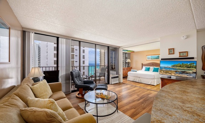 Waikiki Condo | Tropical Escape: Ocean Views Condo w/Parking!