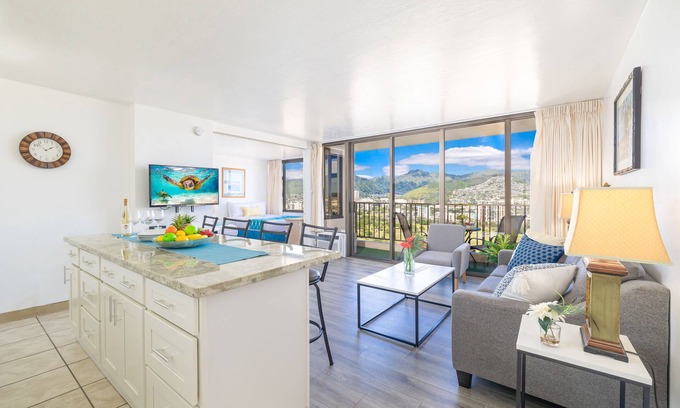 Waikiki Condo | Waikiki Escapade: Mountain Views Condo, Steps to Beach with Parking Perk!