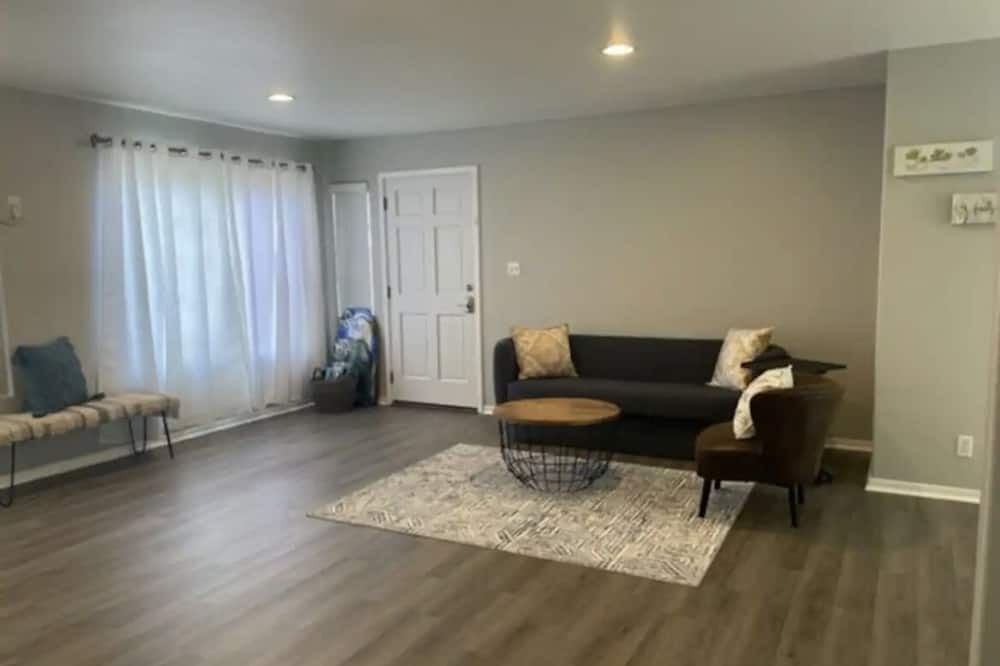 Pacific Heights House | Modern Cozy 2b/1b Island Home away from Home../ Free Parking