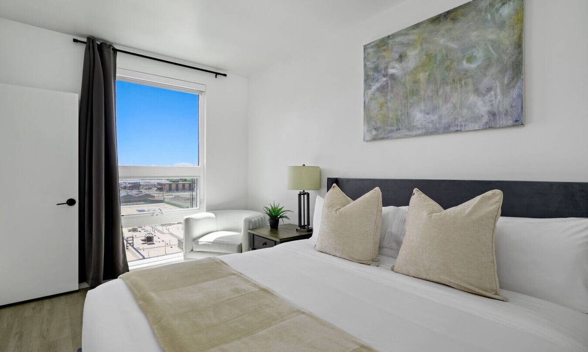 People's Freeway Apartment | Elevated Stay!Top floor! Kg bd|Pool|HotTub|Gym|Pkg