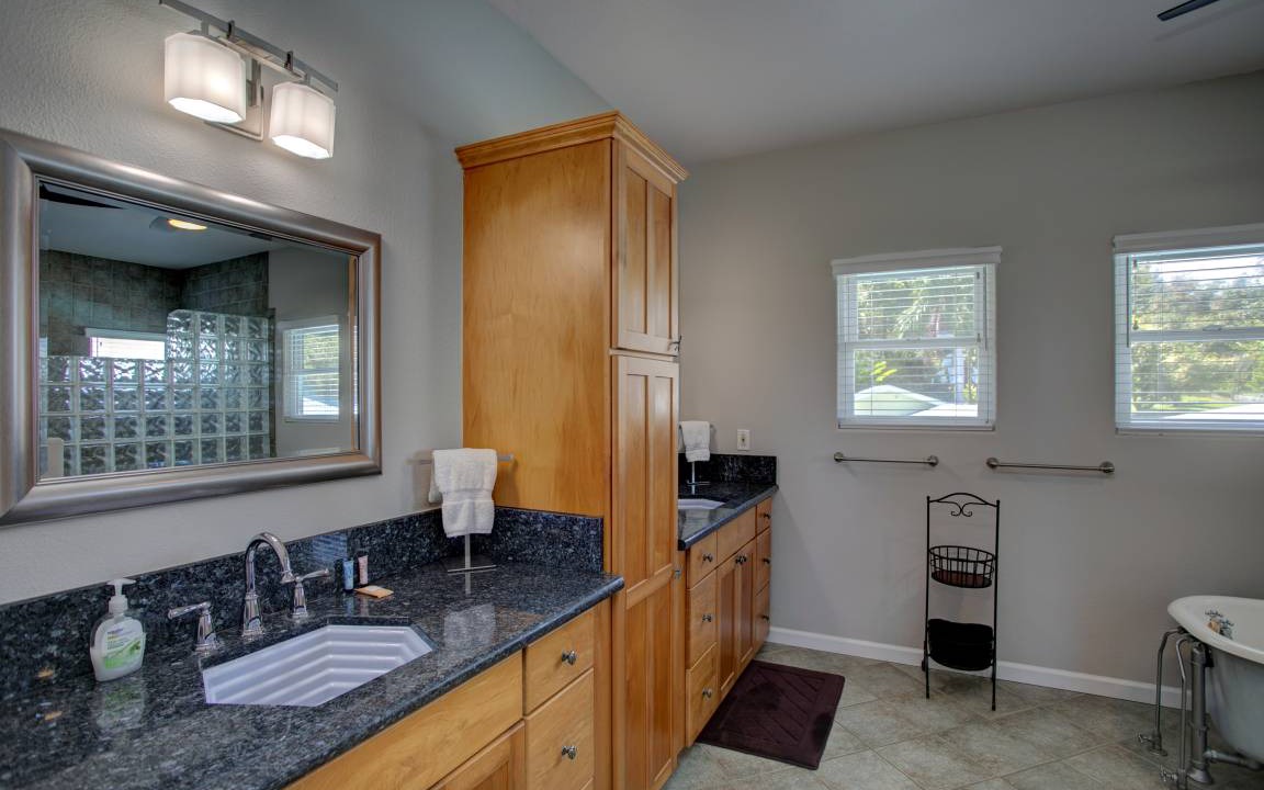 Photo of Bathroom in Hakalau