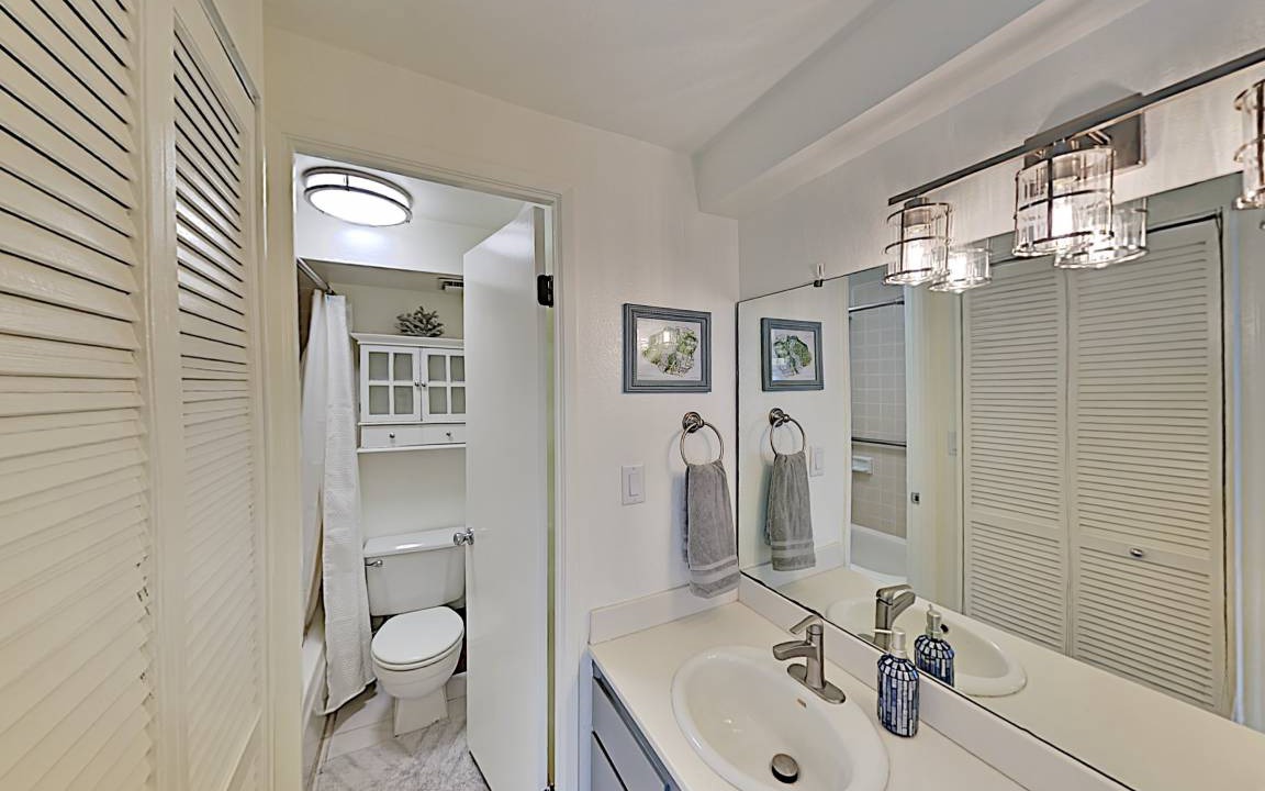 Photo of Bathroom in McCully - Moiliili