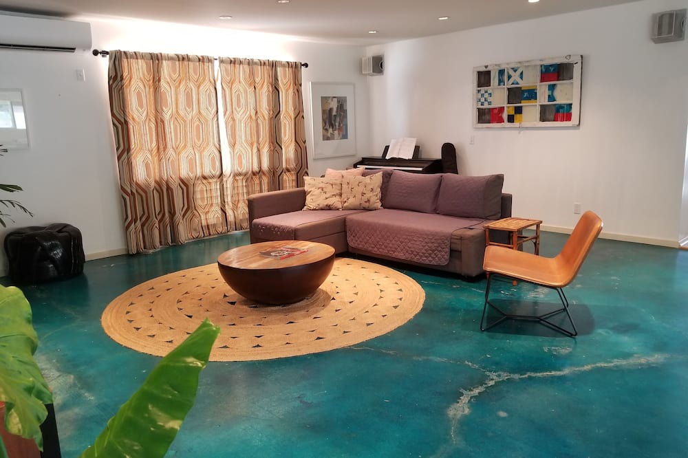 Photo of Livingroom in Portlock
