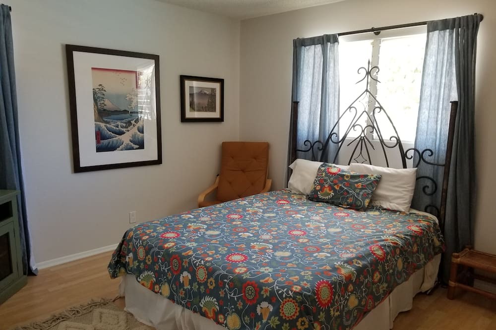 Photo of Bedroom in Portlock