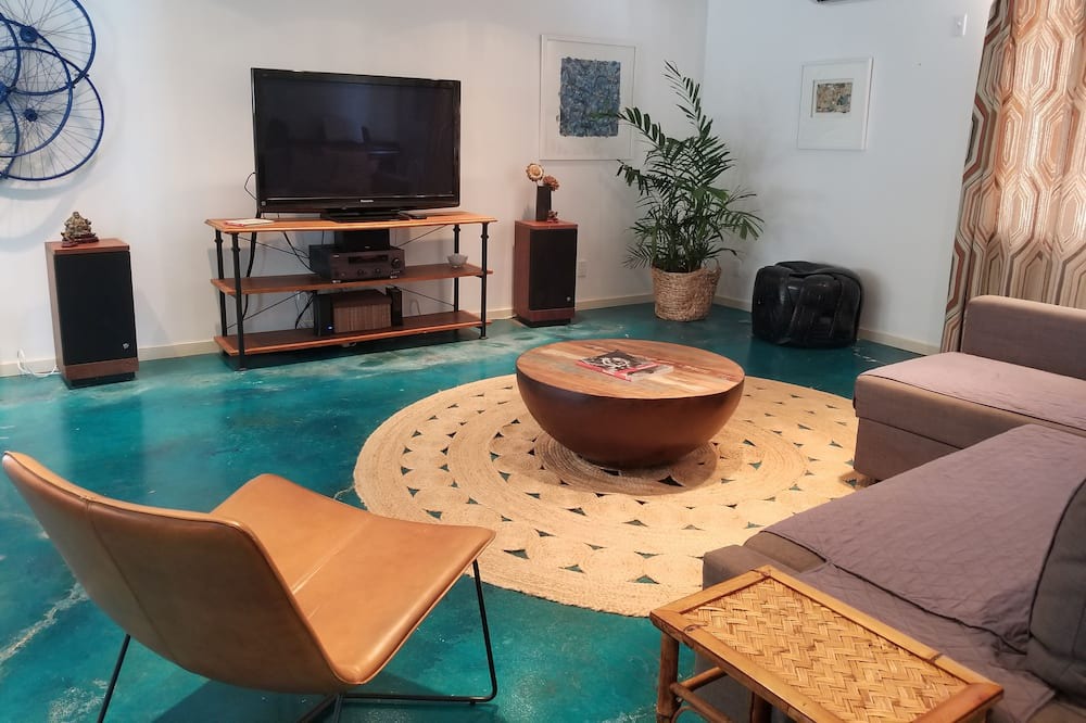 Photo of Livingroom in Portlock