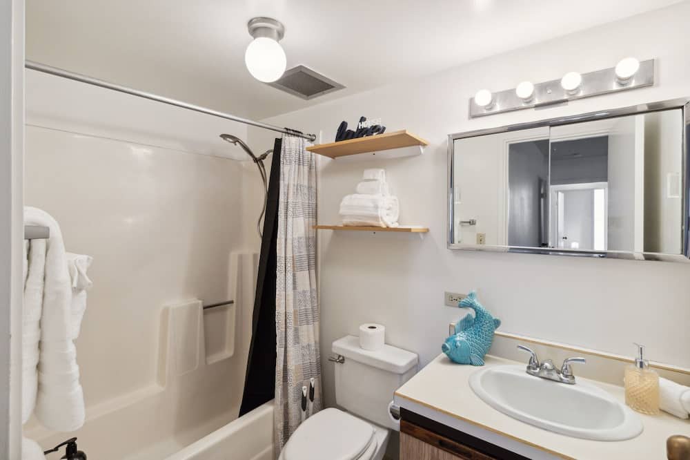Photo of Bathroom in Tantalus