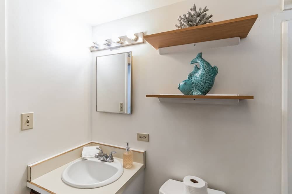 Photo of Bathroom in Tantalus
