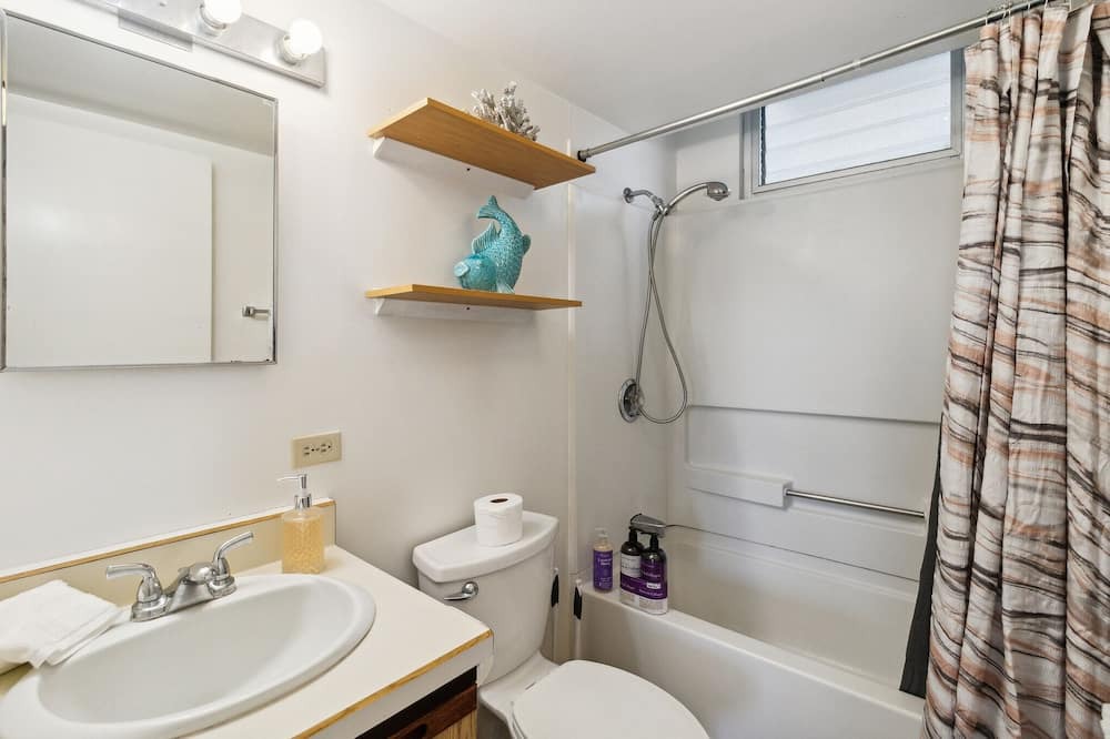 Photo of Bathroom in Tantalus