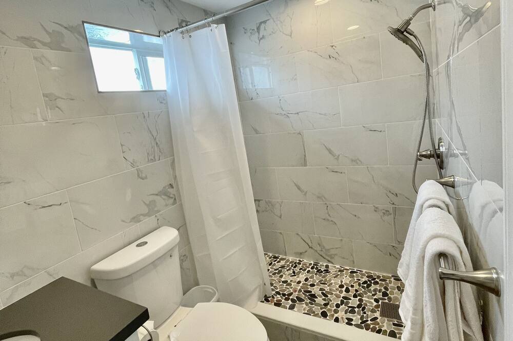 Photo of Bathroom in Tantalus