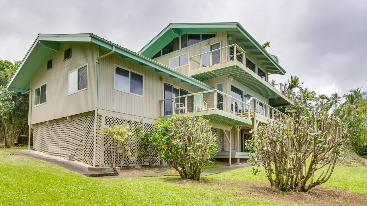 Photo of Buildings in Hilo