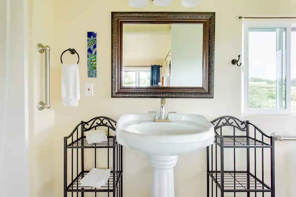 Photo of Bathroom in Papaikou