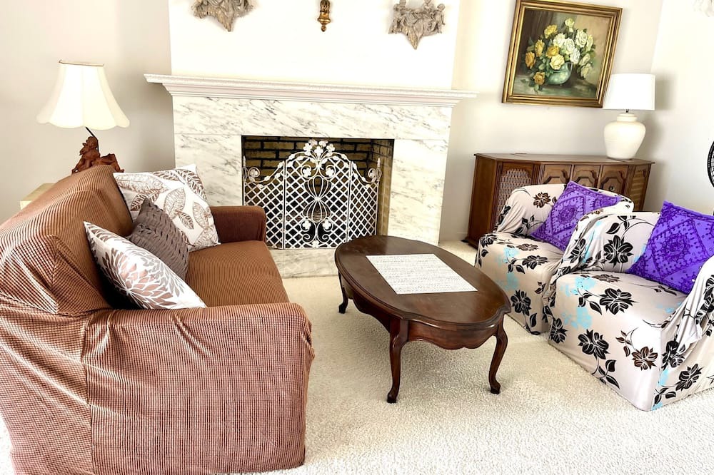 Photo of Livingroom in Waialae Iki Ridge
