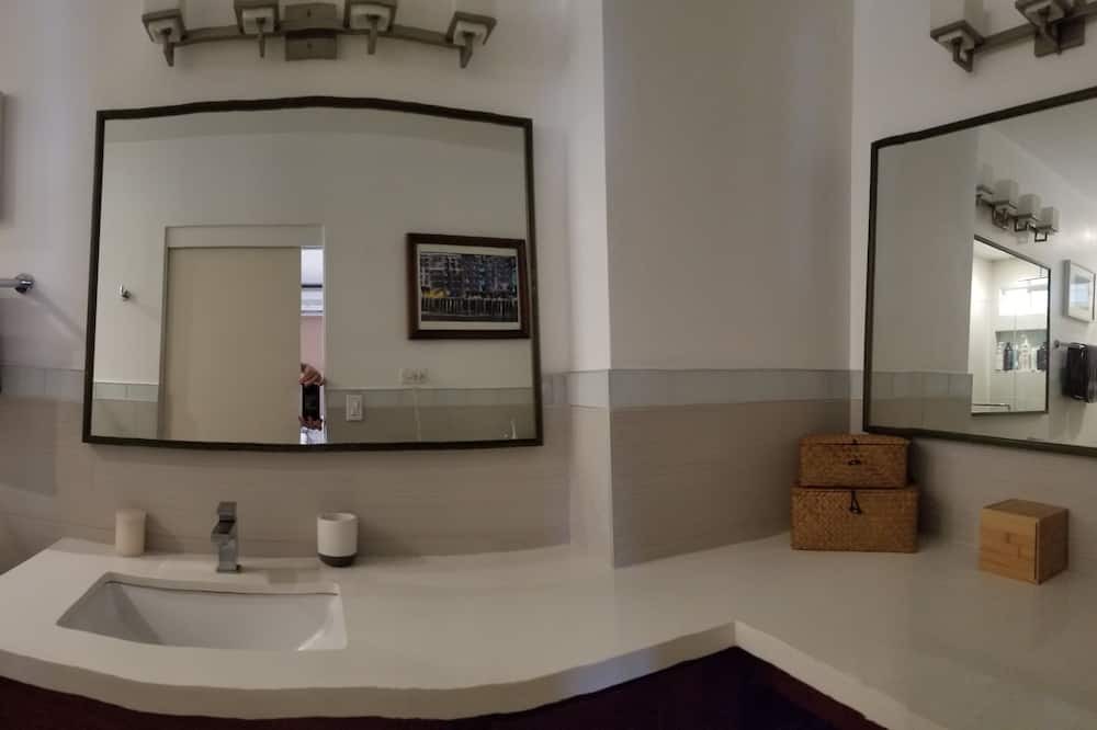 Photo of Bedroom in Portlock