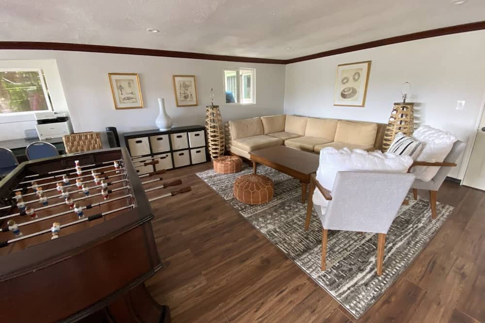 Photo of Livingroom in Portlock