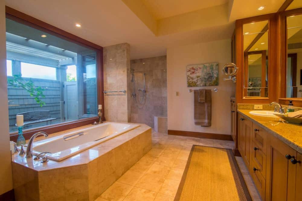 Photo of Bathroom in Kaupulehu