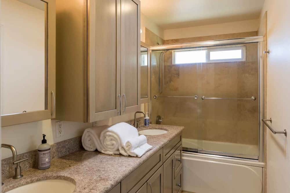 Photo of Bathroom in Pauwela