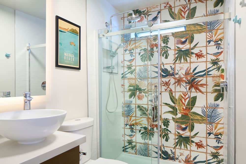 Photo of Bathroom in Historic Lahaina Front Street