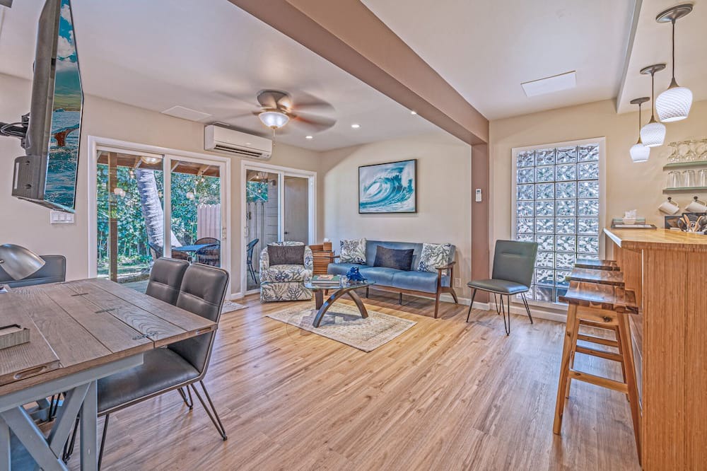 Photo of Livingroom in Downtown Lahaina