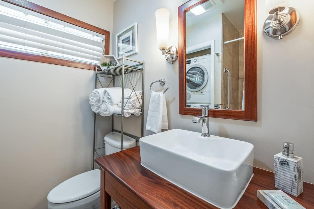 Photo of Bathroom in Downtown Lahaina