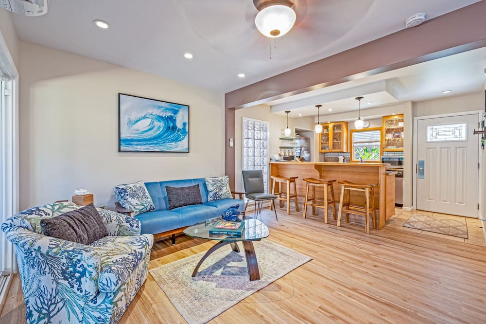 Photo of Livingroom in Downtown Lahaina