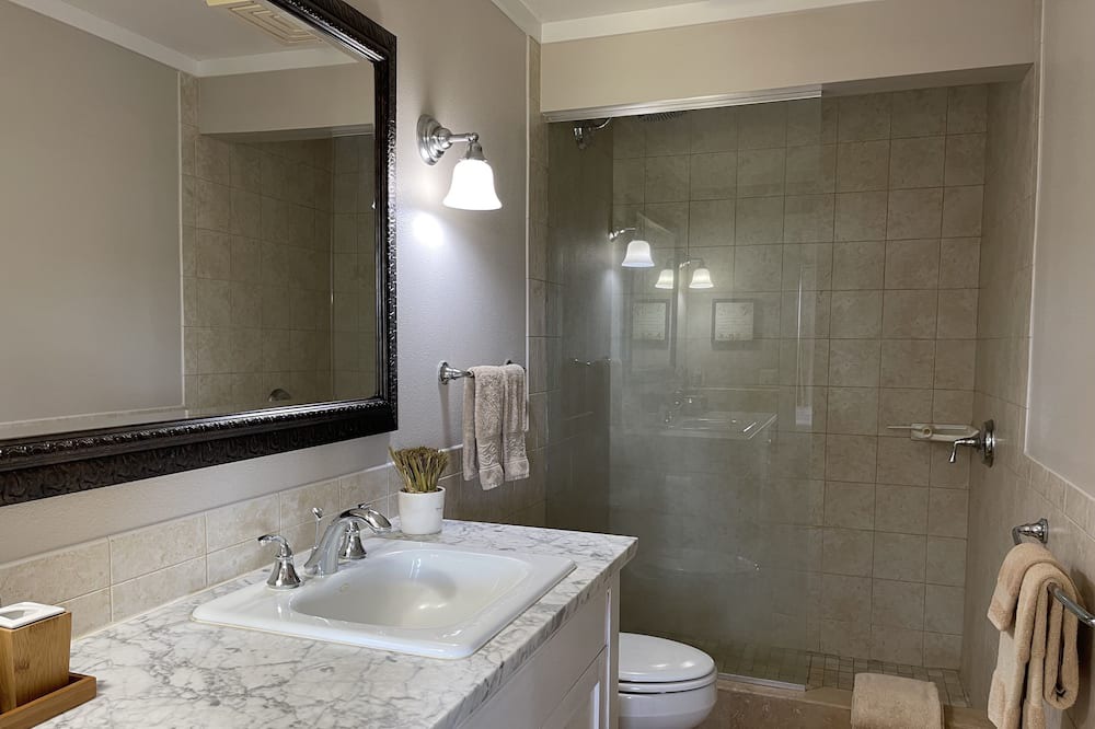 Photo of Bathroom in Maunaloa