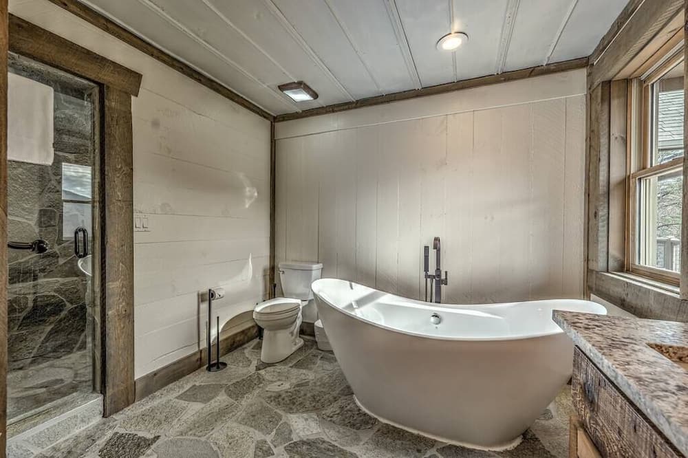 Photo of Bathroom in Cherry Log