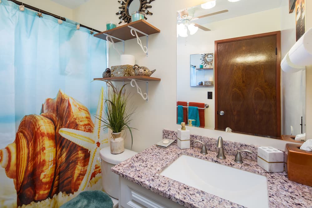 Photo of Bathroom in Tantalus