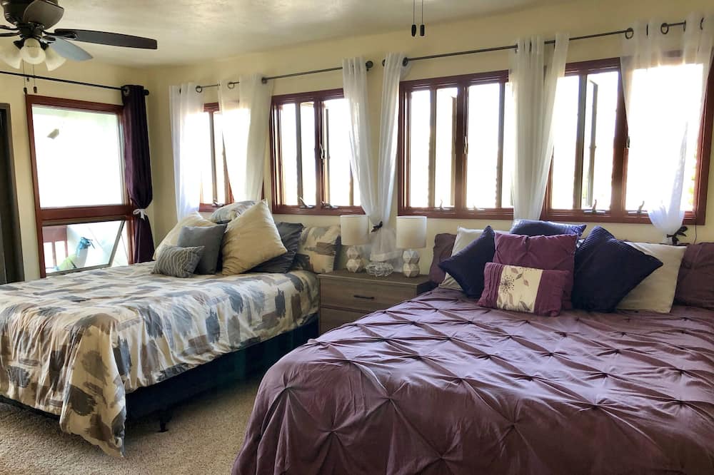 Photo of Bedroom in Tantalus
