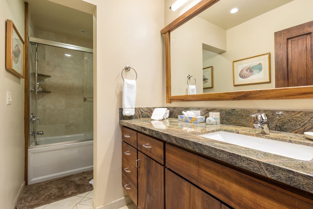 Photo of Bathroom in Historic Lahaina Front Street