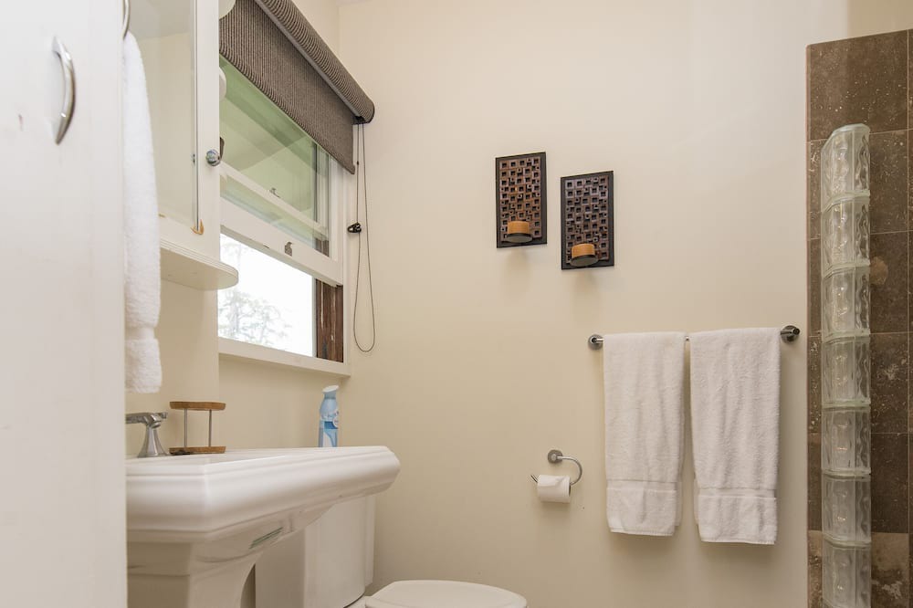 Photo of Bathroom in Makiki