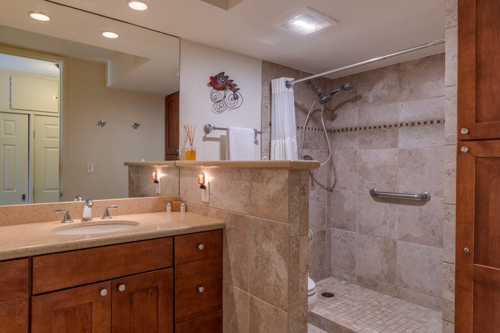 Photo of Bathroom in Historic Lahaina Front Street