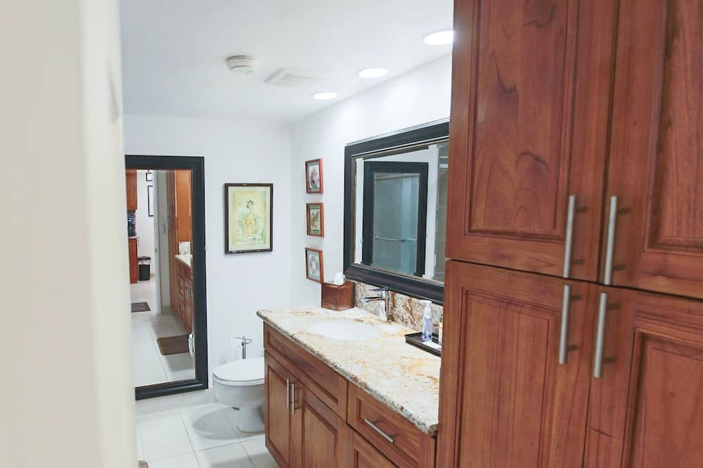 Photo of Bathroom in Mokuleia