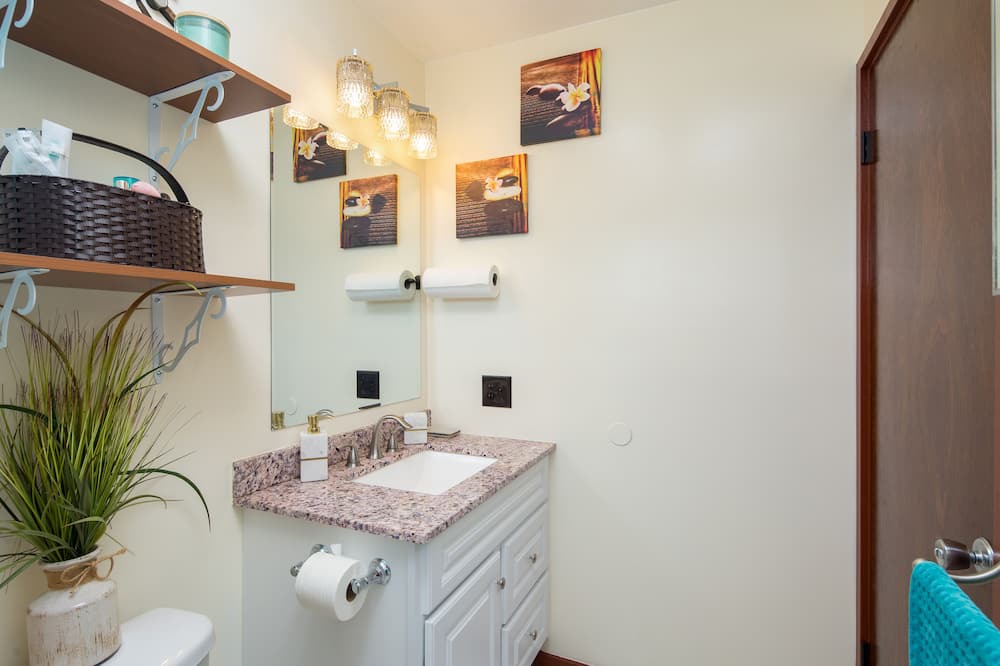 Photo of Bathroom in Tantalus