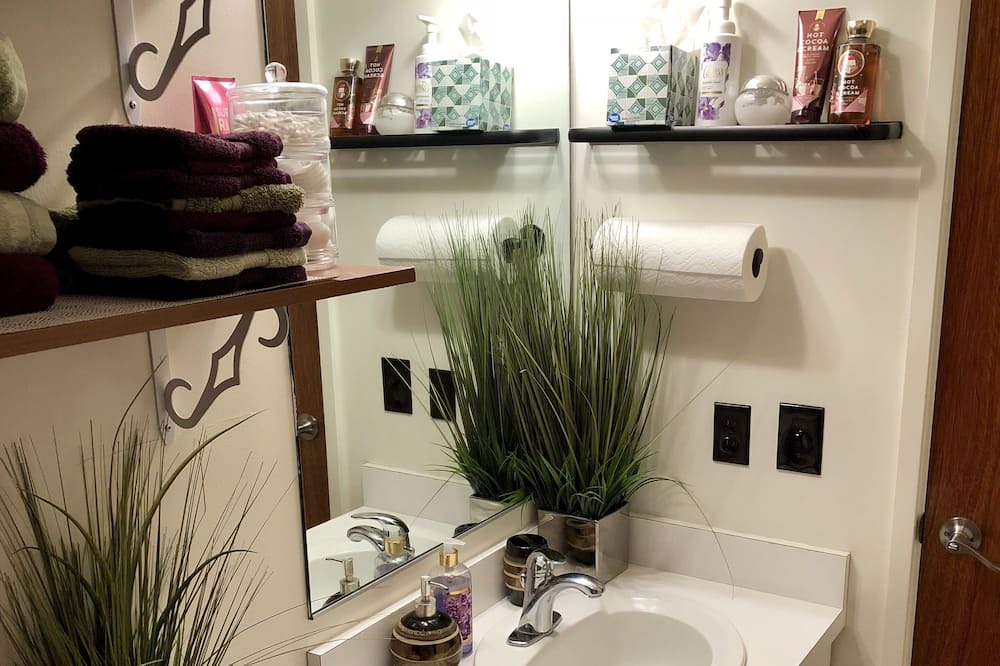 Photo of Bathroom in Tantalus