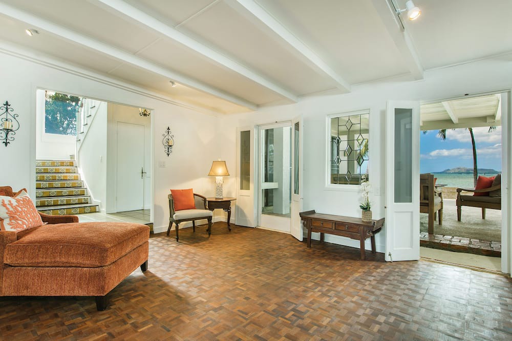 Photo of Bedroom in Portlock