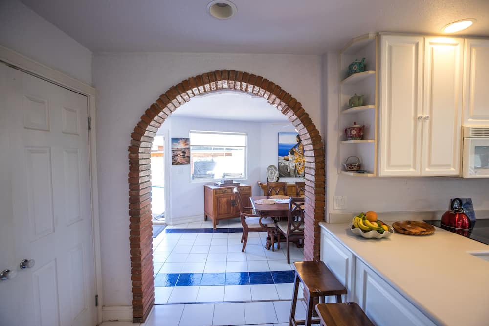 Photo of Bedroom in Historic Lahaina Front Street