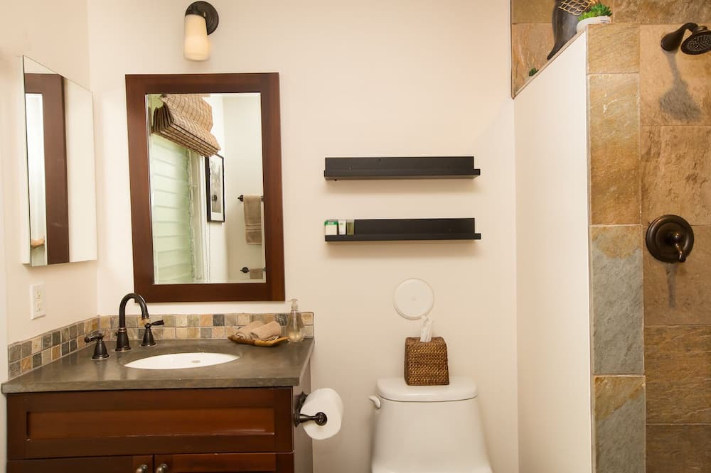 Photo of Bathroom in Historic Lahaina Front Street