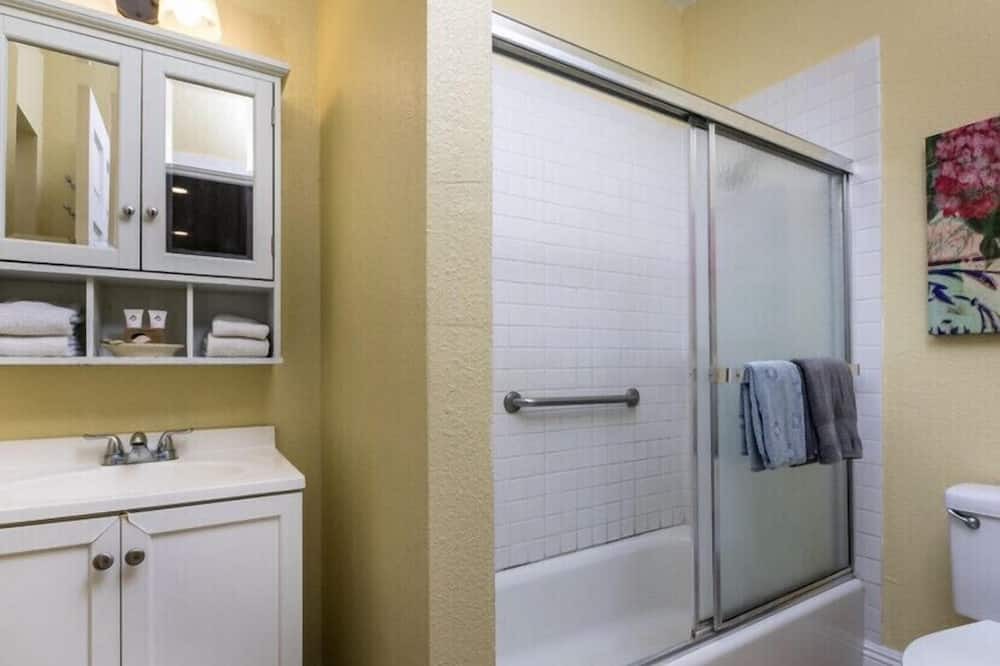Photo of Bathroom in Kaimuki