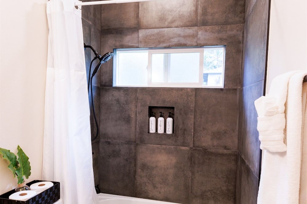 Photo of Bathroom in Ka'a'awa