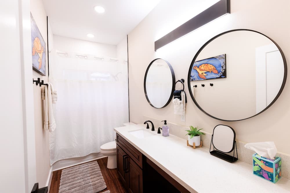 Photo of Bathroom in Ka'a'awa