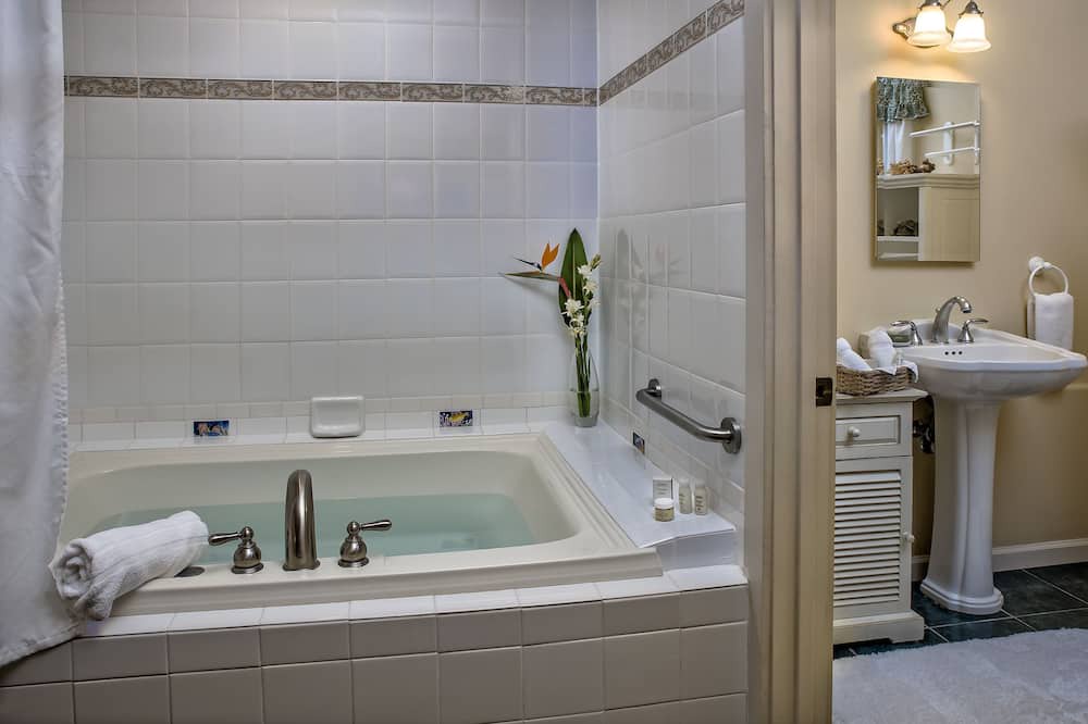 Photo of Bathroom in Wailuku