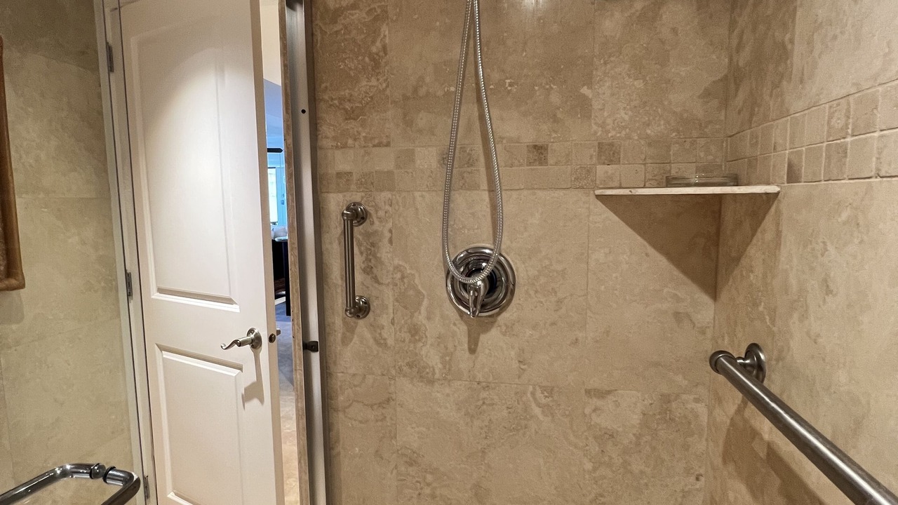 Photo of Bathroom in Lahaina